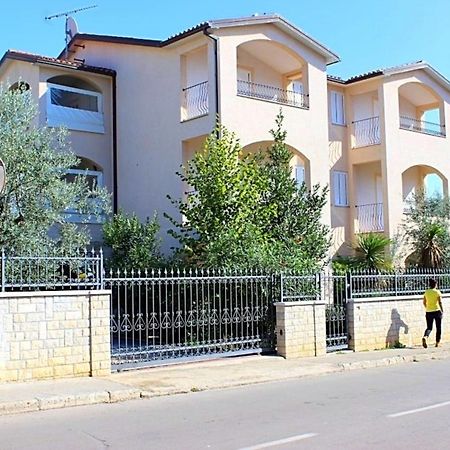 Appartamento House Laura 200M From The Beach And The Center Porec Esterno foto