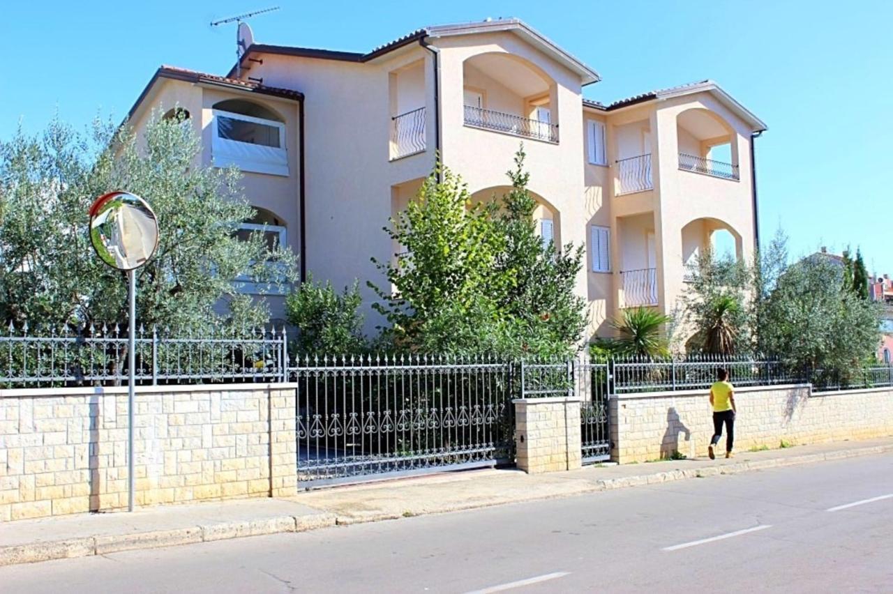 Appartamento House Laura 200M From The Beach And The Center Porec Esterno foto